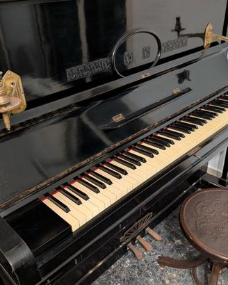 Pianoforte d'Epoca Verticale con Candelabri