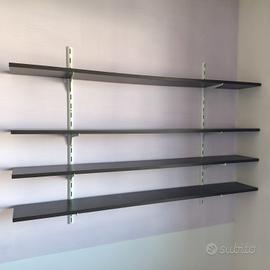 4 mensole nere compresi supporti