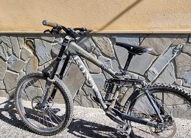 KONA STINKY M con DOPOIA PIASTRA 888