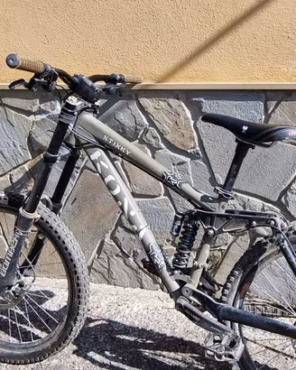 KONA STINKY M con DOPOIA PIASTRA 888
