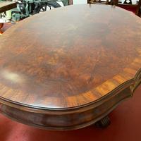 Tavolo ovale in radica di noce