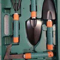 attrezzi per giardinaggio 