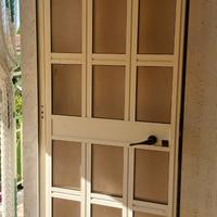 portoncino ingresso con un vetro rotto