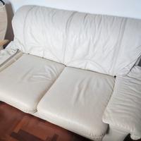 Due divani in pelle beige a due posti 