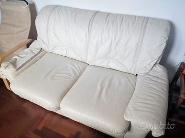 Due divani in pelle beige a due posti 