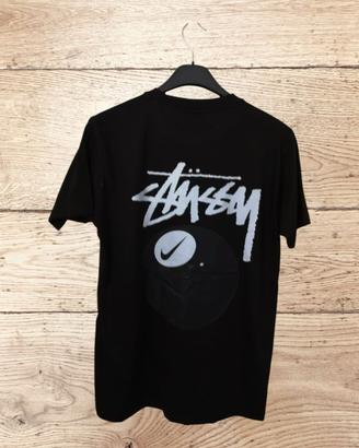 T-shirt nera con grafica Ball 8