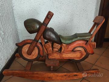 Dondolo in legno a forma di Moto
