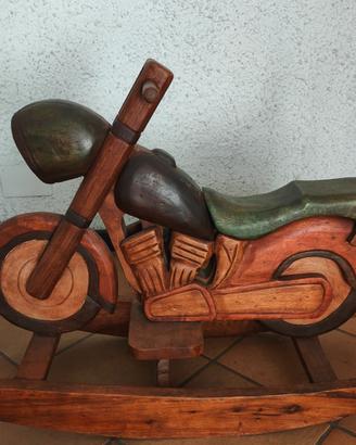 Dondolo in legno a forma di Moto