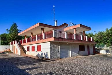Villa di 210 m² con più di 5 locali a Putignano