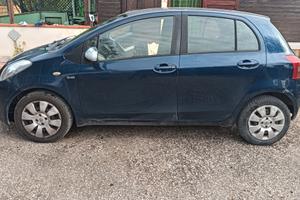  Toyota Yaris blu 