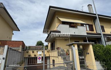 RIF. 597 - VILLA UNIFAMILIARE CON GIARDINO E BOX D