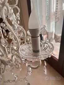 Lampadario con cristalli pendenti in acrilico 