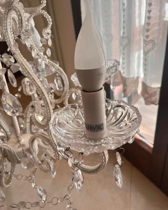 Lampadario con cristalli pendenti in acrilico 