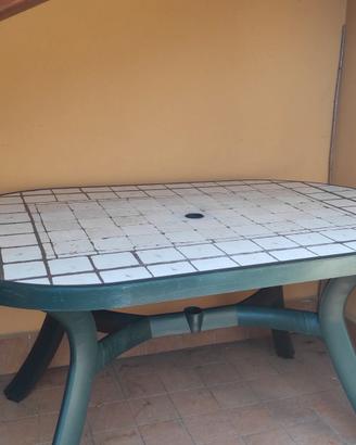 Tavolo da esterno in resina
