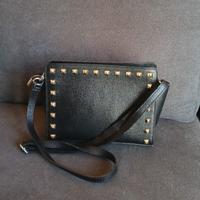 Borsa in  pelle nera con borchie e tracolla
