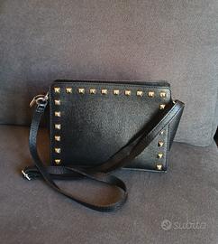 Borsa in  pelle nera con borchie e tracolla