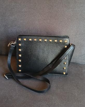 Borsa in  pelle nera con borchie e tracolla