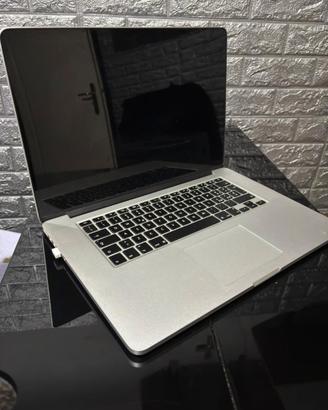 MacBook Pro 15” – Intel Core i7 2.5 GHz