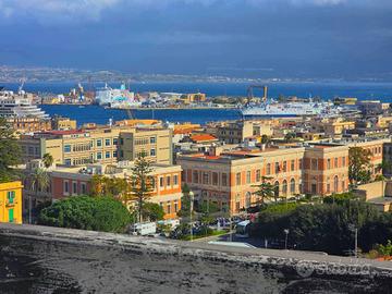 L'Attico sopra lo Stretto: Il Privilegio di Domina