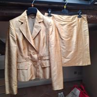 completo giacca e gonna color oro in seta