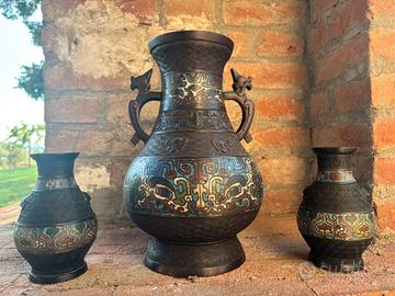 Tris Vasi Orientali Antichi in Bronzo