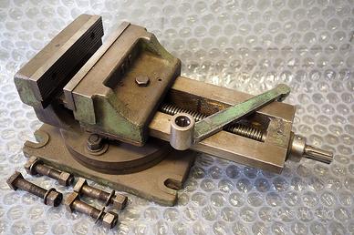 Morsa in ghisa con base girevole