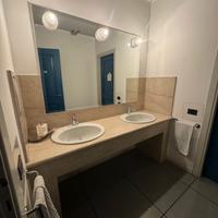 Blocco bagno in marmo Botticino con doppio lavabo