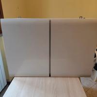 Mobiletto bianco a parete.