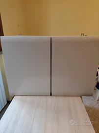 Mobiletto bianco a parete.