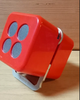 Mini radio FM vintage ROHS rossa – omaggio alla Qu