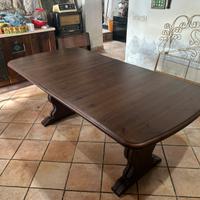 Tavolo in legno sala da pranzo