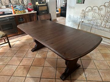 Tavolo in legno sala da pranzo