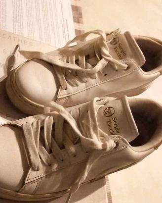 Sneaker bianco.