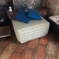 Pouf con piedi in ferro