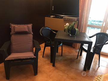 Sedie-poltrona- tavolo giardino