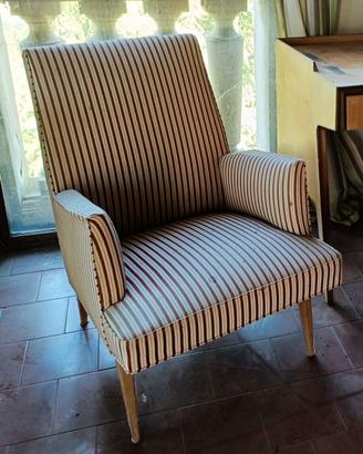 Poltrona in stile mid-century modern a righe