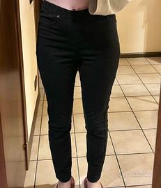 2 paia di jeans neri elasticizzati a vita alta