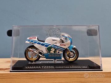 Yamaha TZ250L Christian Sarron 1984 modellino moto