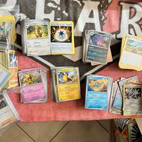 Scatola carte pokemon diverse espansioni