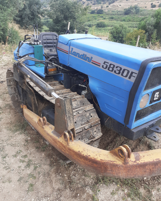 Trattore cingolato con apripista