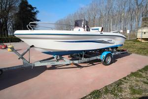 barca Ranieri azzurra motorizzata evinrude etec 40