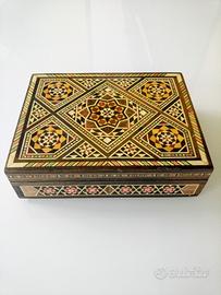 Scatola in legno finemente intarsiato artigianale 
