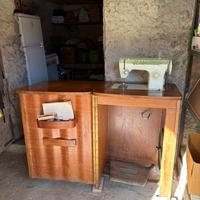 Macchina da cucire vintage Singer con mobile in le