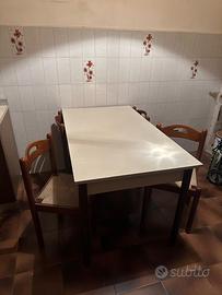 Tavolo da cucina con 4 sedie in legno