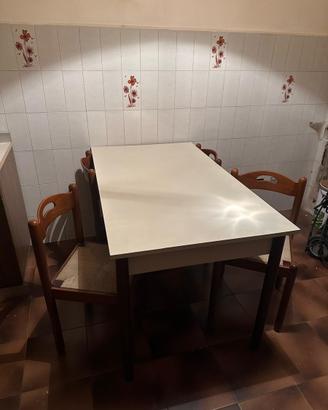 Tavolo da cucina con 4 sedie in legno