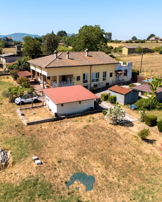 Villa Bifamiliare con Giardino