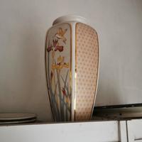 Vaso con iris in porcellana