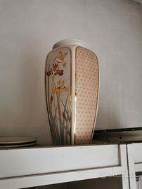 Vaso con iris in porcellana