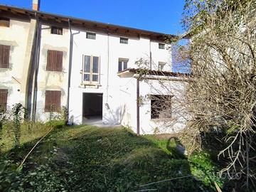 VILLASCHIERA DI TESTA TRICAMERE CON GIARDINO