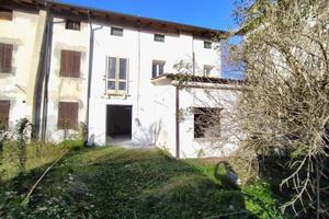 VILLASCHIERA DI TESTA TRICAMERE CON GIARDINO